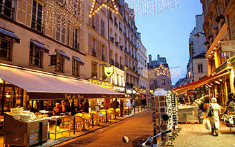 Вулиця в Латинському кварталі в Парижі, Франція